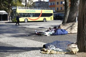 Mães e pais de rua são separados de crianças após parto em Curitiba